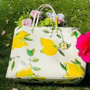 This Kate Spade  Bag is just in time for Summer 🌸